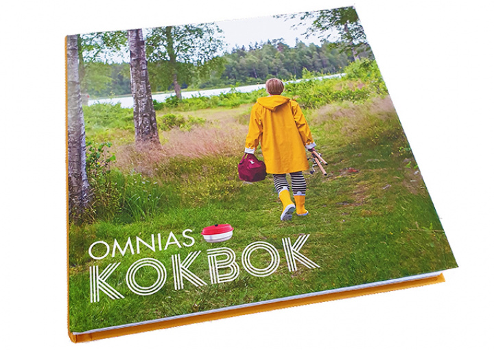 Omnia kokbok inbunden (svensk) i gruppen Hushåll / Husgeråd / Hushållstillbehör hos Camping 4U (2019443)