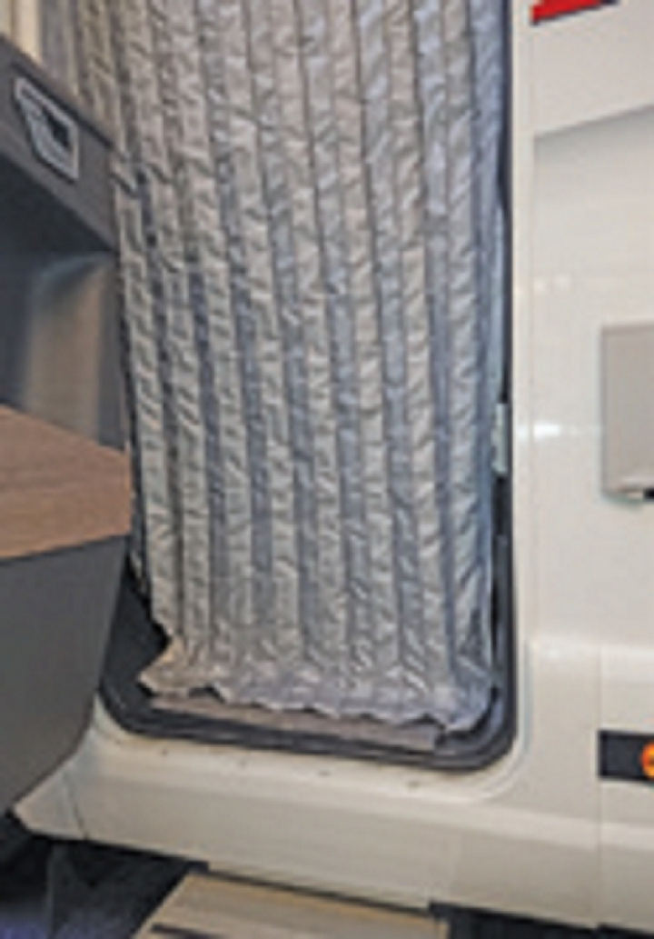 Thermogardin för helintegrerad husbil KABE  husbilar byggda på FIAT-c i gruppen Vinter & Isolering / Termoisolering invändig hos Camping 4U (T44-26A)